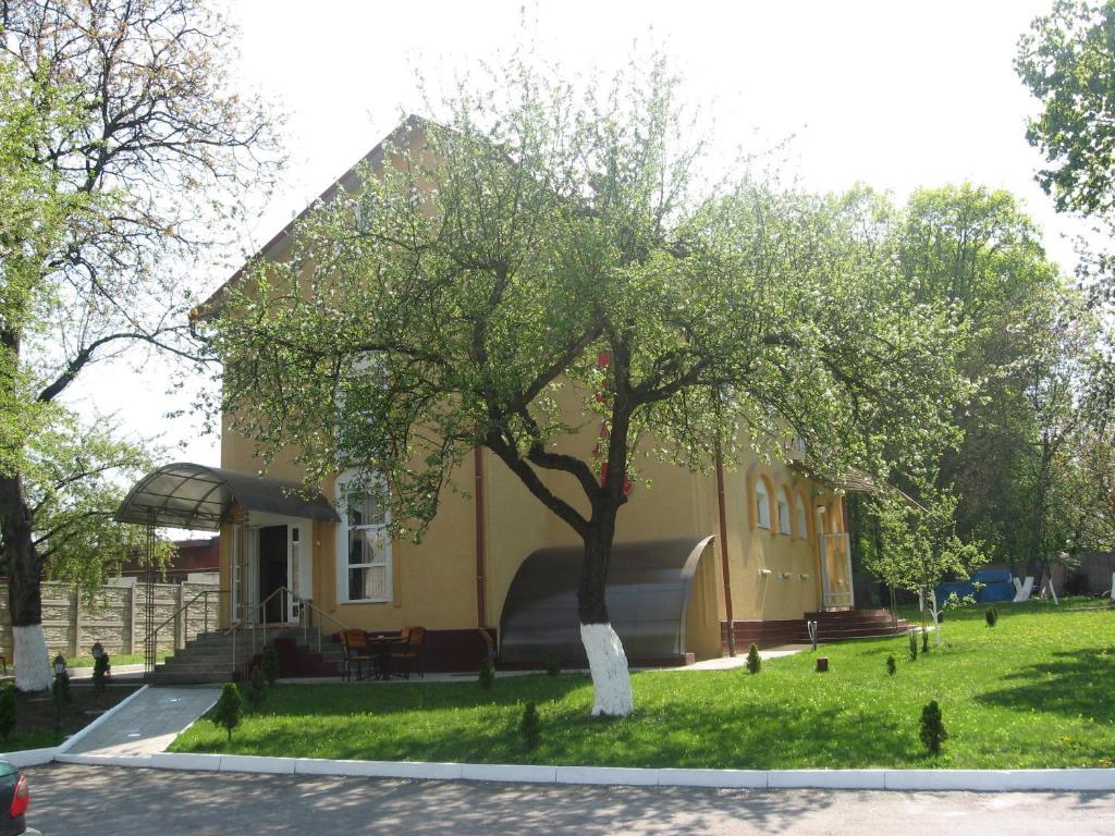 Premier Club Hotel Chernivtsi Exterior photo